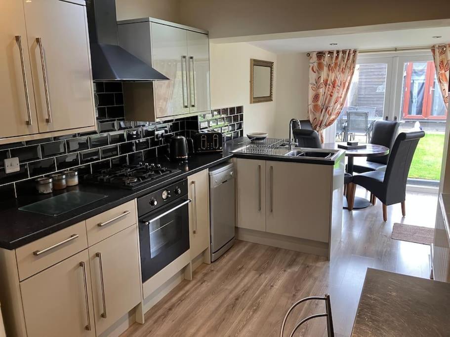 Ogilvie Lodge Llandudno Junction Bagian luar foto